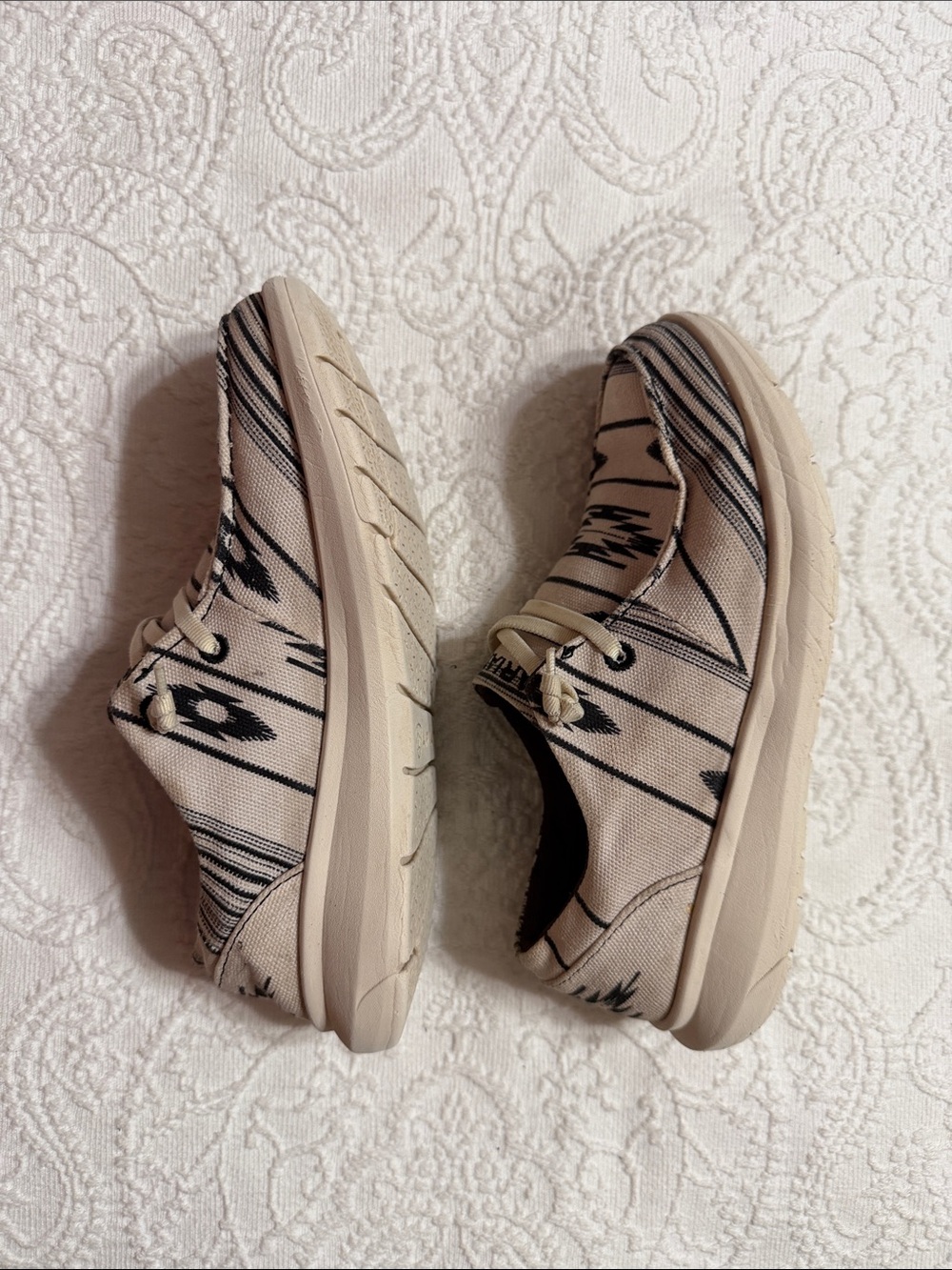 Ariat Size 6 Tan Canvas Slip-On Shoes with Black Aztec Print - Picture 5 of 8